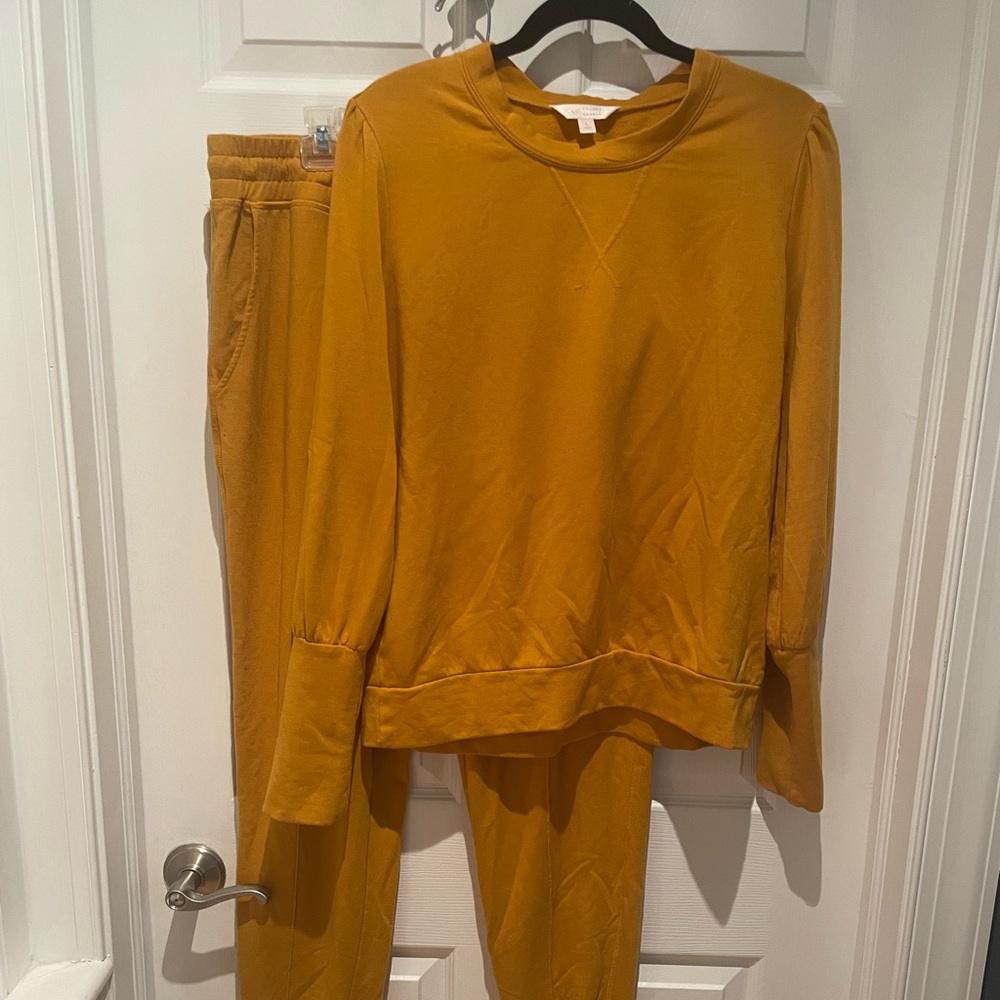 Lauren Conrad yellow sweatsuit set in great condition size large
